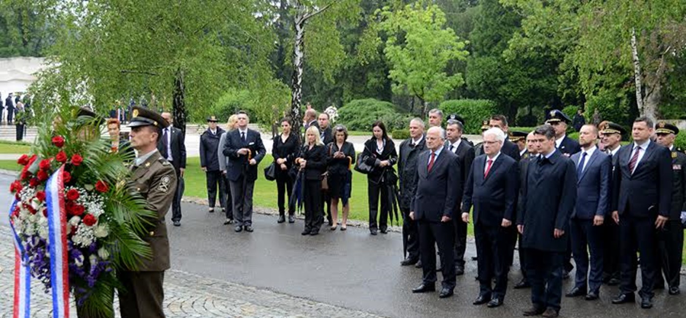 Dan državnosti - državni vrh položio vijence i zapalio svijeće na Mirogoju